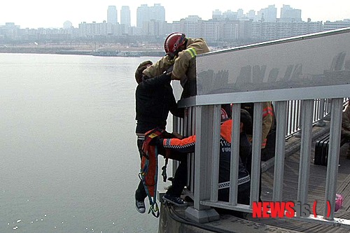 【서울=뉴시스】지난 23일 오후 서울 마포대교 전망대에서 자살시도 사고가 발생해 구조대원들이 투신자를 구조하고 있다. 2014.02.24. (사진=영등포소방서 제공)&nbsp;&nbsp;&nbsp; photo@newsis.com 