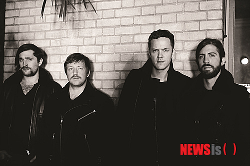 【서울=뉴시스】이재훈 기자 = 지난해 최고의 신인으로 거듭난 미국의 얼터너티브 록 밴드 '이매진 드래건스(Imagine Dragons)'가 빌보드 차트의 역사를 새로 썼다. 이매진드래곤스의 히트 싱글 '라디오액티브'가 3월1일자 빌보드 싱글차트 '핫100'에서 26위에 랭크, 77주 연속 이 차트에 머물며 신기록을 세웠다. 2008~2009년 '핫100'에 76주간 머물렀던 미국 포크송 싱어송라이터 제이슨 므라즈(37)의 '아임 유어스(I'm Yours)'를 뛰어넘었다. 2012년 8월18일자 핫100에 93위로 데뷔한 '라디오액티브'는 2013년 8월3일자 핫100에서 최고 순위인 3위를 찍었다. 빌보드 앨범차트 '톱200' 2위를 기록한 이매진드래건스의 데뷔앨범 '나이트 비전스(Night Visions)'의 수록곡으로 포크록과 덥스텝을 결합한 독특한 사운드와 강렬한 드럼이 돋보이는 곡이다. 이매진드래건스의 리더 댄 레이놀스(27)는 앨범유통사 유니버설뮤직을 통해 "믿을 수가 없다. 아티스트로서 곡이 장기간 큰 사랑을 받는다는 것은 굉장한 영광"이라면서 "우리의 곡이 이렇게까지 사랑받을 줄은 몰랐다"고 밝혔다. 지난달 '제56회 그래미 어워즈'에서 '최우수 록 퍼포먼스'상을 받았다. 시상식에서 미국 힙합계의 떠오르는 신예 켄드릭 라마(27)와 합동공연으로 '라디오액티브'를 들려주며 주목 받기도 했다. 이매진드래건스에 가려 빛이 바랬으나 미국 일렉트로닉 록밴드 '에이윌네이션(Awolnation)'의 싱글 '세일(Sail)'도 이날 차트까지 76주간 핫100에 머물며 '아임 유어스'와 타이 기록을 세웠다. 영화 '카운슬러' 트레일러 삽입곡으로 주목 받았다. 이밖에 미국 가수 겸 영화배우 리앤 라임즈(32)의 '하우 두 라이 리브(How Do I Live)'가 69주, 세계에 '셔플댄스' 열풍을 일으킨 일렉트로닉 듀오 'LMFAO'의 히트넘버 '파티 록 앤섬(Party Rock Anthem)'이 68주, 영국 싱어송라이터 아델(26)의 '롤링 인 더 딥(Rolling in the Deep)'이 65주 핫100에 머물렀다. realpaper7@newsis.com