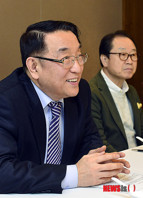 【서울=뉴시스】최동준 기자 = 24일 오후 서울 중구 프레스센터에서 열린 2014 새봄 'KTV 새 프로그램 신설' 기자 간담회에서 김관상 KTV 원장이 인사말을 하고 있다. 특히 KTV는 오는 3월 7일부터 대한뉴스 필름을 재구성해 해방 이후 격동의 시기를 살아온 우리네 삶의 흔적을 되돌아보는 '이상벽의 TV 시간여행'을 방송한다. 2014.02.24.&nbsp; photocdj@newsis.com