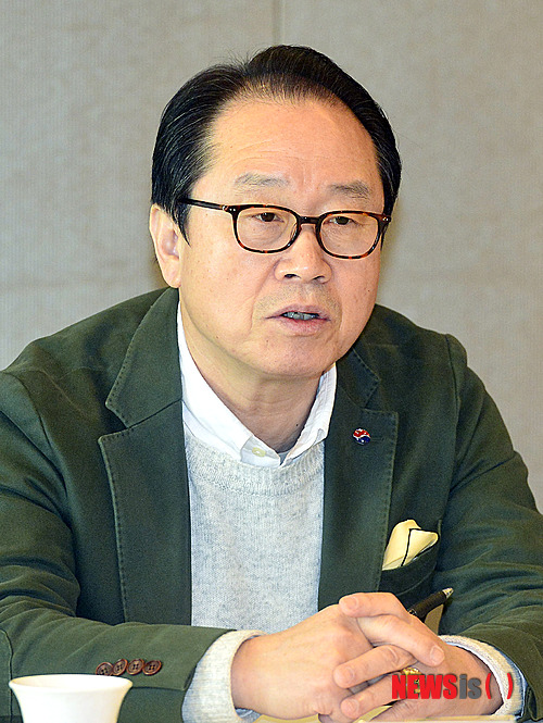 【서울=뉴시스】최동준 기자 = 24일 오후 서울 중구 프레스센터에서 열린 2014 새봄 'KTV 새 프로그램 신설' 기자 간담회에서 대한뉴스 필름을 재구성한 '이상벽의 TV 시간여행' 진행을 맡은 방송인 이상벽이 소감을 말하고 있다. 2014.02.24.&nbsp; photocdj@newsis.com