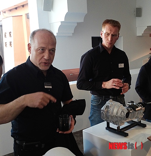 【서울=뉴시스】프랭크 우프하우스 엔진 개발 엔지니어와 토마스 브레이팅어 메르세데스-AMG 변속기 개발팀장.