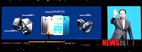 【바르셀로나(스페인)=뉴시스】사진공동취재단 = 삼성전자는 24일(현지시각) 모바일월드콩그레스(MWC) 전시장 인근의 국제회의장에서 '언팩' 행사를 열고 갤럭시S5, 기어 2, 기어 핏 등을 공개했다. 사진은 신종균 사장이 갤럭시S5, 기어 2, 기어 핏 등을 공개하는 모습.&nbsp; 갤럭시 S5는 5인치가 넘는 화면에 심박 센서를 탑재해 실시간으로 심박수를 측정할 수 있다. 2014.02.25.&nbsp; photo@newsis.com 