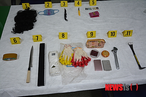 【창원=뉴시스】강승우 기자 = 경남 창원서부경찰서는 지난 20일 오후 창원시내 한 주차장에서 발생한 2인조 노상강도범 중 달아났던 공범 A(50)씨를 검거했다고 25일 밝혔다.&nbsp; A씨는 이 사건 주범인 B(56)씨와 함께 지난 20일 오후 7시30분께 창원시 의창구 팔용동 한 주차장에서 귀가하던 여성 C(30)씨를 흉기로 위협해 C씨 소유 신용카드와 시가 140만원 상당의 귀금속을 빼앗은 혐의다. 경찰 조사결과 B씨는 자신의 신분을 숨기기 위해 범행 당시 여성용 가발을 뒤집어쓰고 화장을 했던 것으로 나타났다. 사진은 B씨가 범행에 사용한 여성용 가발과 흉기. 2014.02.25. (사진= 창원서부경찰서 제공) photo@newsis.com 