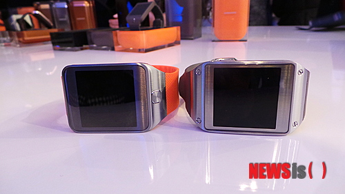【바르셀로나=뉴시스】= 갤럭시 기어와 기어2.