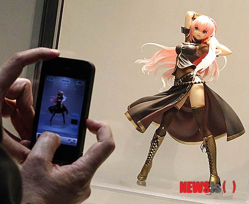 【세종=뉴시스】류난영 기자 = 문화체육관광부가 2014년 모태펀드 문화계정을 통해 2000억원 규모의 '위풍당당 콘텐츠 코리아 펀드'를 조성한다고 25일 밝혔다.&nbsp; 5개 신규펀드 조성으로 문화계정에서 운용하는 콘텐츠 펀드 규모는 1조원을 넘어설 전망이다.&nbsp; 문화계정 콘텐츠 펀드는 47개 조합에 9739억원(3920억원 출자)이다. 3월부터 공모가 진행되는 1차 정기 출자를 통해 정책육성 분야인 '애니메이션·캐릭터·만화 펀드'(250억원·정부출자 150억원)와 '게임펀드'(250억원·정부출자 125억원)를 조성할 계획이다.&nbsp; 또 6월 이후 2차 정기 출자 사업을 통해 기획단계의 콘텐츠를 발굴해 투자하는 '제작초기펀드'(200억원·정부출자 140억원)와 시중 은행, 연기금 등 재무적 출자자의 콘텐츠 투자를 유도하는 '재무적출자자 매칭 펀드'(300억원·정부출자 150억원·한류 및 융합콘텐츠 육성)를 조성한다.&nbsp; 국내 콘텐츠의 글로벌 시장 진출 확대를 위한 '글로벌콘텐츠 코리아 펀드'는 올해 하반기 중 1000억원(정부출자 400억원) 규모의 수시출자 사업으로 진행될 예정이다.&nbsp; 문체부는 회수기간이 긴 장르별 특성을 반영, 애니·만화·캐릭터 펀드의 펀드 존속기간을 기존 7년에서 9년으로 확대했다. 또 펀드 결성 2년 내에 출자금액의 50% 이상을 투자하도록 돼 있던 투자의무 비율을 폐지해 제작단계별 가치 투자가 가능하도록 운용계획을 수립했다. 이와 함께 펀드 운용사 심사의 공정성 확보를 위해 출자심의위원 풀을 확대할 예정이다.&nbsp; '위풍당당콘텐츠 코리아 펀드'의 세부 출자기준 및 규약 관련 내용은 다음달 6일 이후 ㈜한국벤처투자 홈페이지에 게시되는 공고문을 통해 확인할 수 있다.&nbsp; you@newsis.com