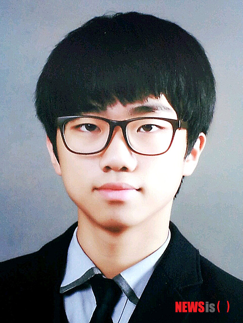 【광주=뉴시스】구용희 기자 = 신문배달과 폐지수집으로 모은 금액을 어려운 이웃에 3년째 기부하고 있는 광주 북구 우산중학교 3학년 이준석(15)군. 이군은 26일 "행정고시를 통해 공무원이 되고 싶다. 소외된 더많은 이웃을 돕고 싶기 때문이다"고 말했다. 2014.02.26. (사진 = 이군 가족 제공)&nbsp; persevere9@newsis.com 