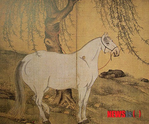 【과천=뉴시스】이승호 기자 = 한국마사회는 국내 말 문화를 빛낸 3월의 위인으로 조선시대 문인 화가인 공재 윤두서(尹斗緖, 1668-1715)를 선정했다고 27일 밝혔다. 사진은 윤두서의 후손에게 전해지는 해남윤씨가전고화첩(海南尹氏家傳古畵帖)에 있는 대표작 '유하백마'(柳下白馬).2014.02.27.(사진 = 한국마사회 제공)&nbsp; photo@newsis.com
