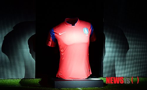 【서울=뉴시스】박영태 기자 = 27일 오전 서울 광화문 중앙광장에서 2014년 브라질월드컵 축구국가대표팀의 유니폼이 공개되고 있다.&nbsp; 이번 축구국가대표팀 유니폼은 한국의 전통적인 아름다움에 기반하여 혁신기술과 현대적 감각이 자연스럽게 조화된 유니폼으로 음양의 상징 태극무늬, 용맹한 호랑이, 갑옷을 입은 전사의 모습에서 영감을 얻은 디자인으로 브라질의 덥고 습한 기후에 대비해 땀과 열을 빠르게 컨트롤할 수 있는 혁신적인 기술을 적용했다. 2014.02.27.&nbsp; since1999@newsis.com