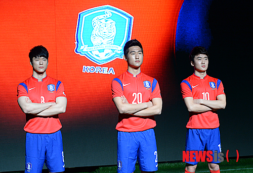 【서울=뉴시스】박영태 기자 = 27일 오전 서울 광화문 중앙광장에서 진행된 2014년 브라질월드컵 축구국가대표팀의 유니폼 공개행사에서 선수들이 유니폼을 입고 포즈를 취하고 있다.&nbsp; 이번 축구국가대표팀 유니폼은 한국의 전통적인 아름다움에 기반하여 혁신기술과 현대적 감각이 자연스럽게 조화된 유니폼으로 음양의 상징 태극무늬, 용맹한 호랑이, 갑옷을 입은 전사의 모습에서 영감을 얻은 디자인으로 브라질의 덥고 습한 기후에 대비해 땀과 열을 빠르게 컨트롤할 수 있는 혁신적인 기술을 적용했다. 2014.02.27.&nbsp; since1999@newsis.com