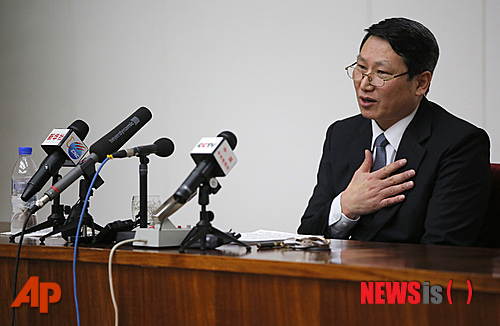 [평양=AP/뉴시스]한국인 선교사 김정욱씨가 2014년 2월 27일 북한 평양에서 기자회견을 하고 있다. 그는 지난 10월 중국을 거쳐 북한으로 들어가 북한에 지하기독교교회를 세우려는 혐의로 체포됐다. 그는 이날 기자회견에서 반국가 범죄에 대해 사과하고 북한 당국에 선처와 자신의 석방을 호소했다. 2026.10.21.