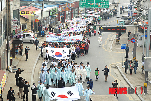 【양주=뉴시스】이종구 기자 = 1일 경기 양주시 광적면 가래비 3.1운동기념공원에서 열린 ‘양주 가래비 3.1운동 기념식 및 재연행사’에서 참석자들이 가래비 일대를 돌며 태극기를 들고 만세행진을 벌이고 있다. 2014.03.01. (사진=양주시청 제공)&nbsp; leejg@nessis.com