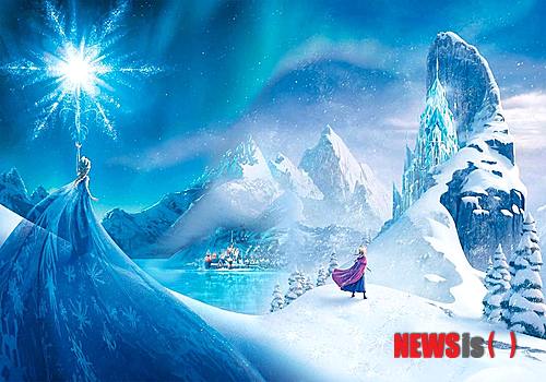 【서울=뉴시스】손정빈 기자 = 서러운 시간이었다. 드림웍스가 '슈렉' '쿵푸팬더' 시리즈를 내놓으며 작품성과 대중성 모두에서 인정받고, 픽사가 '토이 스토리' 시리즈와 '월 E' '업' 등 걸작 애니메이션을 쏟아낼 때 디즈니는 '인어공주' '미녀와 야수' '라이언 킹' 등이 이뤄놓은 옛 영광을 추억하며 손가락만 빨아야 했다. 그랬던 디즈니가 '애니메이션 최초 1000만 관객 돌파'라는 전인미답의 경지로 돌아왔다. 완벽한 복귀전 승리다. 디즈니가 이룩한 '고전 애니메이션'을 스스로 뛰어 넘어 '뉴 클래식'을 창조하며 컴백한 것이다. 그 이름 '겨울왕국'(감독 크리스 벅·제니퍼 리)이다. 수입·배급사 소니 픽쳐스 릴리징 월트 디즈니 스튜디오스 코리아에 따르면 '겨울왕국'은 2일 오전 11시20분 개봉 46일 만에 1000만 관객을 넘어섰다. 국내 개봉 외화로는 '아바타'(감독 제임스 캐머론) 이후 두 번째이고, 애니메이션으로는 최초다. 개봉 전 '겨울왕국'이 1000만 관객을 불러 모으리라고 예상한 사람은 없었다. 2일(현지시간) 열리는 아카데미 시상식 등 각급 시상식 애니메이션 부문 후보에 올라 있다는 것, 주제가가 좋다는 것 정도만 알려졌을 뿐이다. '겨울왕국'은 어떻게 1000만 관객을 넘어설 수 있었을까. 일등공신은 역시 이 뮤지컬 애니메이션의 주제곡인 '렛잇고(Let It Go)'를 위시한 뮤지컬 넘버다. '겨울왕국'은 '논스톱' '폼페이, 최후의 날' '찌라시, 위험한 소문' '수상한 그녀'에 밀리며 박스오피스 5위로 주저 앉았지만 '렛잇고'는 여전히 각 음원 차트 5위 안에 올라있다는 사실은 이 노래의 인기를 실감케 한다. '겨울왕국'의 흥행이 절정에 달했던 설날 연휴에는 '렛잇고'뿐 아니라 '두 유 원트 투 빌드 어 스노맨(Do You Want To Build A Snowman)' '러브 이즈 언 오픈 도어(Love Is An Open Door)' 등 다수의 노래가 음원차트 상위권을 휩쓸었다. '겨울왕국'의 뮤지컬 넘버는 극과 분리해 놓고 들어도 충분히 좋은 노래들이지만 폭발력은 결국 음악과 영상이 만났을 때 생겨난다. '렛잇고'는 주인공 '엘사'가 묶었던 머리를 풀어버리고, 마치 피겨스케이팅을 하듯 얼음판을 미끄러지면서 자신만의 성을 만드는 장면과 최적으로 조합한다. '두 유 원트 투 빌드 어 스노맨'은 어린 '안나'가 성인이 되는 과정 그리고 언니 '엘사'를 그리워 하는 모습과 결합할 때 더 재밌는 노래다. 다수의 관객이 영화의 쾌감과 재미를 다시 한 번 느끼기 위해 '겨울왕국'의 노래를 찾게 되고, 입소문과 함께 '겨울왕국'을 자연스럽게 홍보하는 수단이 된 것이다. 여기에 가수들의 '렛잇고' 커버와 패러디가 이어지면서 '겨울왕국'을 보지 않을 수 없는 상황이 만들어진 측면도 있다. 임진모 음악평론가는 "'겨울왕국'의 OST는 디즈니 만의 화성을 충실히 따르고 있고, 기본적으로 괜찮은 음악"이라며 "각 캐릭터와 스토리에 음악이 정확하게 결합하면서 지금과 같은 파괴력을 갖게 됐다"고 분석했다. 단, "디즈니의 뮤지컬 넘버 중 역대 최고라는 찬사는 과한 것 같다"는 판단이다. 뛰어난 기술적 완성도는 '겨울왕국'의 1000만 관객을 가능케 한 또 다른 요소다. 디즈니의 기술력은 이 영화의 제목 그대로 '겨울' 풍경을 담아내는 데서 명확하게 드러난다. '엘사'가 눈과 얼음을 활용한 마법을 부리는 장면은 역동적이고, 눈에 묻힌 성과 마을을 비출 때는 서정적이다. 눈 결정 모양을 활용해 만든 '엘사'의 성과 성 안의 샹들리에부터 메달 장식까지, 눈을 시각적 모티브로 삼아 만들어진 이미지들이 관객을 현혹한다. 명징한 이미지 제시는 20여년 전 디즈니 애니메이션이 큰 성공을 거둘 때의 모습과 일치하는 측면도 있다. '인어공주'에서 묘사된 바다 속 풍경, '미녀와 야수'의 신나는 파티 장면, '라이언 킹'에서 볼 수 있었던 아프리카 초원의 모습은 관객을 영화에 더욱 빠져들게 했다. '겨울왕국'은 디즈니의 전통적인 흥행공식을 눈을 통해 재현해낸 것이다. 황진미 영화평론가는 "'겨울왕국'의 이미지는 환상적이라는 말 외에는 달리 표현할 방법이 없다"며 "눈과 얼음으로 세계를 디자인하는 능력이 탁월하다"고 짚었다. 또 "설경이 이미 만들어진 것이 아니라 만들어지는 과정을 보여주는 데서 오는 신비로움도 관객이 이 영화를 좋게 볼 수밖에 없게 만든다"고 봤다. 극중 '안나'는 이런 대사를 한다. "마법에는 눈이 어울려." 이전에는 볼 수 없던 캐릭터와 이야기도 특기해야 한다. 특정 성격을 부여받은 인물이 특정 상황에서 어떻게 행동하는지 관찰하는 것이 극이라고 볼 때, 캐릭터와 이야기는 엄밀히 따지면 같은 말이라고 할 수 있다. 이것이 바로 '겨울왕국'이 기존의 평면적 이야기에서 탈피했다는 평가를 받는 이유다. '엘사'는 여지껏 디즈니가 만든 주인공 중 가장 섹시한 캐릭터다. 단순히 짙은 눈화장과 몸매가 그대로 드러나는 옷을 입어서가 아니다. 봉인됐던 자신의 능력을 한껏 표출하며 "이제는 혼자 살겠다"고 외치는(이때 나오는 노래가 '렛잇고') 캐릭터는 어떤 애니메이션에도 없었다. 언제나 왕자나 주위 사람의 도움을 통해 어려움을 극복하던 디즈니 애니메이션의 전통적인 여주인공들과는 완전히 차별화된 인물이다. 캐릭터가 독특하니 이야기는 기존의 틀을 그대로 따라가는 것이 불가능하다. 자신의 삶을 적극적으로 개척해 나갈 의지가 있는 주인공이 왕자에게 의지해 살아간다는 것은 앞뒤가 맞지 않는다. 죽음 일보직전의 '안나'를 살리는 것이 남자의 키스가 아니라 자매의 사랑이라는 설정은 캐릭터가 자연스럽게 만들어낸 이야기인 셈이다. '새로운 고전'이라는 말은 여기에서 비롯됐다. 흔히 '디즈니 애니메이션'하면 떠올릴 수 있는 것들을 가장 먼저 지운 것이 관객들에게 좋은 반응을 얻은 것이다. 세종대 애니메이션학과 한창완 교수는 "디즈니에는 '뮬란'이나 '메리다' 같은 여전사 캐릭터도 있었다"면서도 "이런 캐릭터들은 상품화된 페미니즘의 도구로 쓰인 측면이 있다"고 설명했다. "반면 '겨울왕국'의 '엘사'는 처음부터 끝까지 남자 한 명 없이 혼자서 삶의 비극을 극복해낸다. 이러 면에서 '겨울왕국'의 캐릭터가 새롭다고 할 수 있는 것"이라고 평했다. 건국대 영화과 송낙원 교수는 "'겨울왕국'은 디즈니 특유의 선택받은 사람들의 이야기에 픽사의 세계관이 투입된 작품"이라며 "이런 변화가 '겨울왕국' 성공의 밑바탕"이라고 풀이했다. 어린이들에게 절대적인 지지를 얻고 있는 눈사람 '올라프' 또한 기억해야할 캐릭터다. 귀여운 몽상가인 '올라프'는 슬랩스틱 코미디로 아이들을 웃기고, "친구를 위해서는 녹아도 괜찮아"라고 말하는 순수함으로 성인 관객의 마음마저 움직인다. '올라프'는 디즈니 애니메이션의 조연 중 가장 인상적인 인물로 남을 게 분명하다. 가족용 뮤지컬을 1만원 정도의 돈으로 즐길 수 있다는 점도 '겨울왕국'의 흥행을 가능하게 한 요인 중 하나다. 최근 뮤지컬 시장은 주요 관객층인 20, 30대 여성을 타깃으로 한 공연이 대부분이어서 가족이 함께 즐길 수 있는 뮤지컬은 찾아보기 힘든 상황이다. '겨울왕국'은 이런 틈을 잘 파고 들었다. '겨울왕국'은 일반적인 뮤지컬 티켓 한 장 값으로 수준 높은 뮤지컬 한 편을 볼 수 있는 기회를 제공한 셈이다. jb@newsis.com