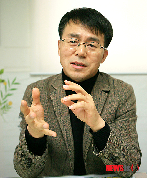 【울산=뉴시스】고은희 기자 = 최근 세상에서 가장 긴 뮤지컬 극본집 '장창호 삼국유사'(도서출판 연극과 인간전 12권)를 펴낸 희곡작가이자 연출가인 장창호씨가 극본집을 소개하고 있다. 2014.03.02.&nbsp;&nbsp; gogo@newsis.com