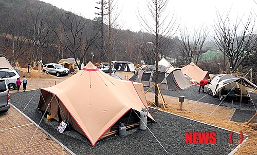 【울산=뉴시스】고은희 기자 = 울산 중구 입화산 오토캠핑장이 도심속 힐링공간으로 인기몰이 중이다. 2014.03.02. (사진=울산 중구 제공)&nbsp;&nbsp;&nbsp; photo@newsis.com&nbsp;&nbsp; 