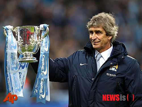 【런던(영국)=AP/뉴시스】지난해 맨체스터 유나이티드 차기 감독으로 거명됐던 마누엘 페예그리니(61) 감독은 올 시즌 맨체스터 시티(잉글랜드)애서 새로운 전성기를 열어가고 있다. 사진은 2일 2013~2014시즌 캐피탈원컵(리그 컵) 우승 후 포즈를 취한 파예그리나 감독.