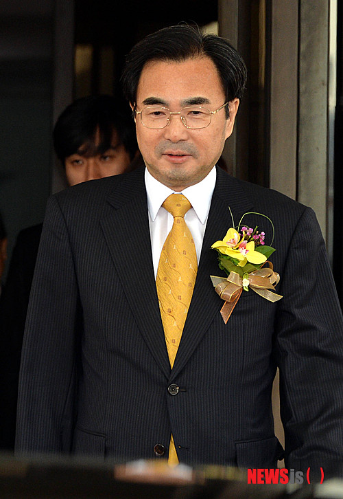 【서울=뉴시스】박문호 기자 = 차한성 전 대법관이 지난 2014년 3월3일 오전 서울 서초대로 대법원에서 퇴임식을 마치고 차량으로 이동하고 있다. 2014.03.03.&nbsp; go2@newsis.com