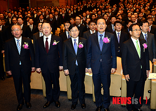 【서울=뉴시스】조성봉 기자 = 3일 오전 서울 강남구 코엑스 컨벤션센터 오디토리움에서 열린 48회 납세자의 날 행사에서 현오석(왼쪽) 경제부총리 겸 기획재정부 장관, 박용만 서울상공회의소 회장, 김덕중 국세청장, 백운찬 관세청장,김낙회 세제실장이 애국가를 부르고 있다. 2014.03.03. suncho21@newsis.com