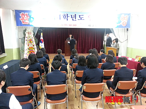 【울진=뉴시스】전현욱 기자 =경북 울진군 원남면 매화중학교(교장 박응철)가 3일 신입생 9명을 새롭게 맞는 입학식을 학교 강당에서 가졌다.&nbsp; photo@newsis.com