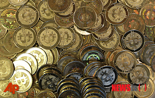 【샌디(미 유타주)=AP/뉴시스】 전 세계 공공의 적이 된 이슬람 극단주의 테러단체 이슬람국가(IS)를 상대로 어나니머스 등 해커그룹이 사이버공간에서 전쟁을 치르고 있다. 아울러 가상화폐 비트코인이 이를 통제하는 규제당국이 없어서 탈세나 마약이나 테러는 불법에 쓰일 수 있다는 우려가 끊임없이 제기된 가운데 또 다른 반(反) IS 국제 해커그룹 고스트시큐리티(고스트섹)는 IS가 사용한 비트코인 계좌 다수를 발견했다고 밝혔다. 지난 2013년 미국 유타주 샌디에서 촬영된 비트코인 주화의 모습. 2015.11.18 