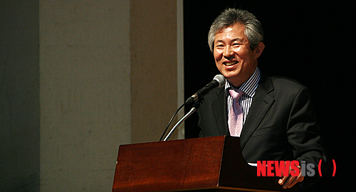 【강릉=뉴시스】김경목 기자 = 3일 오후 엄기영(전 MBC 사장·전 새누리당 강원도지사 후보) 경기문화재단 이사장이 강원 강릉시 강릉문화예술관에서 열린 홍기업 새누리당 강릉시장 예비후보의 출판기념회에서 사회를 보고 있다. 2014.03.04.&nbsp; photo31@newsis.com