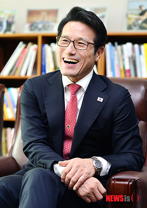 【서울=뉴시스】박동욱 기자 = 경기도지사 출마를 선언한 새누리당 정병국 의원이 서울 여의도 국회 의원회관 의원실에서 뉴시스와 인터뷰를 하고 있다. 2014.03.05.&nbsp; fufus@newsis.com