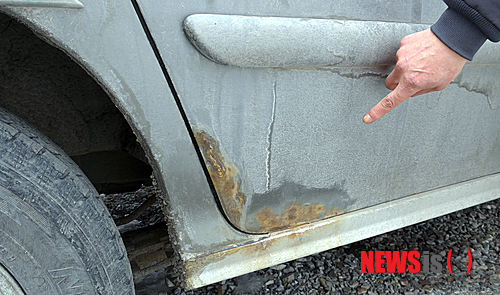 【태백=뉴시스】홍춘봉 기자 = 해발 650m'고원도시' 강원 태백시가 국내산보다 가격이 저렴한 중국산 염화칼슘과 소금을 도로 제설제로 사용하는 바람에 차량부식이 심각한 상황이다. 사진은 지난달 26일 태백시 주차장에 한 승용차의 차량 출입문 하부가 심하게 부식된 모습. 2014.03.04.&nbsp; casinohong@newsis.com&nbsp; 