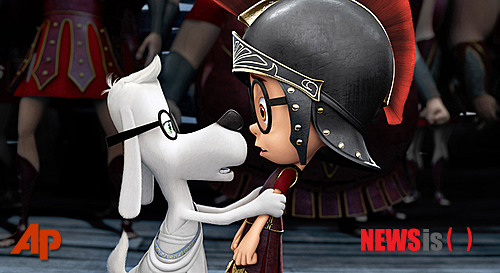 【서울=뉴시스】박영주 기자 = 애니메이션 '천재 강아지 미스터 피바디'(감독 롭 민코프·Mr. Peabody & Sherman)가 개봉 2주째에 북아메리카 박스오피스 1위로 올라섰다.&nbsp; 14~16일 흥행성적을 집계한 박스오피스 모조에 따르면, '천재 강아지 미스터 피바디'는 전주보다 17개 늘어난 3951개 극장에서 2120만 달러를 모았다. 34.2%의 관객감소율에도 현재까지 6318만 달러를 벌며 1억만 달러를 향해 달려가고 있다. 영화에 대한 평가가 좋아 제작비 1억4500만 달러도 무난히 거둬들일 전망이다.&nbsp; 지난주보다 한 계단 하락해 2위를 차지한 액션물 '300, 제국의 부활'(감독 노암 머로·300: Rise of an Empire)은 3490개 극장에서 관객을 맞았지만 57.6%의 관객 감소율을 보이며 1910만5000 달러를 모았다. 1억1000만 달러의 제작비로 현재까지 7831만1000 달러를 회수했다.&nbsp; 범죄 액션물 '니드 포 스피드'(감독 스코트 워프·Need For Speed)는 3115개 극장에서 1780만8000 달러를 모으며 3위로 출발했다. 디즈니가 배급하고 드림윅스가 제작에 참여했지만 영화 개봉과 함께 쏟아지는 혹평은 그대로 흥행성적에 반영됐다. 제작비 6600만 달러를 거둬들일 수 있을지조차 미지수다.&nbsp; 액션물 '논스톱'(Non-Stop)은 지난주 3위에서 한 계단 내려와 4위가 됐다. 70개가 늘어난 3183개 극장에서 1061만5000 달러를 모았으며, 현재까지 6880만5000 달러를 쓸어담았다. 자움 콜렛 세라 감독과 니슨이 함께한 전작 '언노운'의 총수익 6100만 달러를 넘어섰다.&nbsp; 타일러 페리 감독의 신작 '타일러 페리의 싱글맘 클럽'(Tyler Perry's The Single Moms Club)은 1896개 극장에서 830만 달러를 벌어들이며 5위에 머물렀다. 상영관 확보에 실패한 데다가 영화에 대한 평가도 바닥이라 조용히 사라질 전망이다.&nbsp; gogogirl@newsis.com 