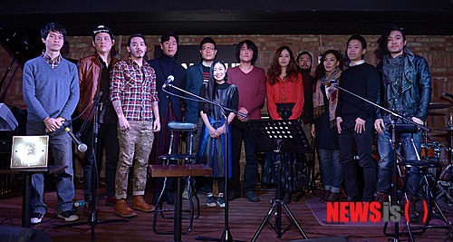 【서울=뉴시스】김인철 기자 = 5일 오후 서울 마포구 클럽 오뙤르에서 열린 '오마쥬 김광석 나의 노래' 발매기념 쇼케이스에서 부활의 보컬 김재희(오른쪽)과 프롬(오른쪽 네번째부터), 하이미스터메모리, 염종성을 비롯한 아티스트들이 기념촬영을 하고 있다. 2014.03.05.&nbsp; yatoya@newsis.com