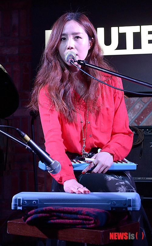 【서울=뉴시스】김인철 기자 = 5일 오후 서울 마포구 클럽 오뙤르에서 열린 '오마쥬 김광석 나의 노래' 발매기념 쇼케이스에서 싱어송라이터 프롬이 그녀가 처음 울던 날을 선보이고 있다. 2014.03.05.&nbsp; yatoya@newsis.com