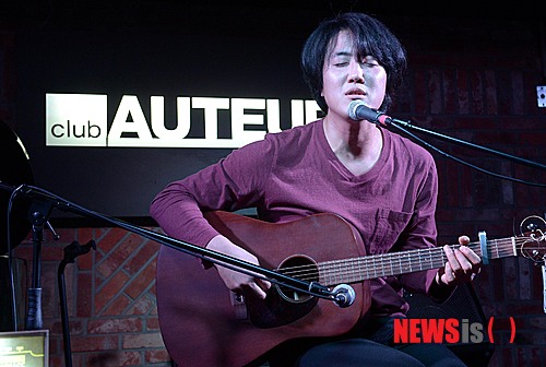 【서울=뉴시스】김인철 기자 = 5일 오후 서울 마포구 클럽 오뙤르에서 열린 '오마쥬 김광석 나의 노래' 발매기념 쇼케이스에서 하이미스터메모리가 '잊혀지는 것'을 부르고 있다. 2014.03.05.&nbsp; yatoya@newsis.com