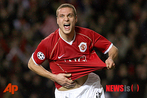 [맨체스터=AP/뉴시스] 맨유의 전설적인 수비수 네마냐 비디치는 단 이틀 차이로 징병을 피했다. 2014.03.05.