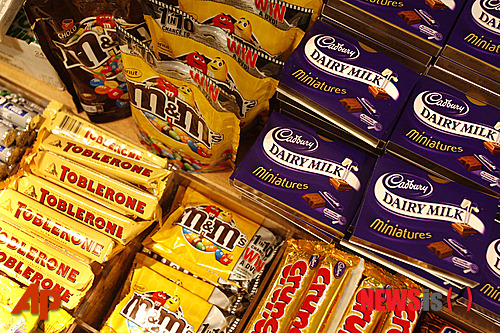 【런던=AP/뉴시스】2010년 1월19일 자료사진으로 초콜릿 바가 영국 런던 도심 한 상점 선반에 놓여 있다. 세계보건기구(WHO)가 5일(현지시간) 하루 설탕 섭취를 하루 열량의 5%인 성인 기준 6티스푼(25g) 이하로 줄이는 새 권고안 초안을 발표했다. 2014.03.06