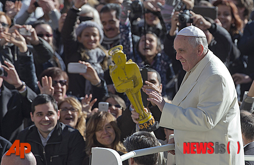 【서울=뉴시스】유상우 기자 = 교황은 즉위 직후인 지난해 3월 31일 부활 대축일에 바티칸의 성 베드로 광장에서 ‘로마와 온 세계에’라는 뜻의 ‘우르비 엣 오르비’(Urbi et Orbi) 강복 메시지를 통해 “아시아, 특히 한반도의 평화를 빈다”면서 “그곳에서 평화가 회복되고 새로운 화해의 정신이 자라나기를 빈다”고 기원했다.&nbsp; swryu@newsis.com