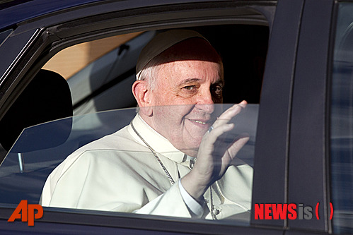 【서울=뉴시스】유상우 기자 = 교황은 즉위 직후인 지난해 3월 31일 부활 대축일에 바티칸의 성 베드로 광장에서 ‘로마와 온 세계에’라는 뜻의 ‘우르비 엣 오르비’(Urbi et Orbi) 강복 메시지를 통해 “아시아, 특히 한반도의 평화를 빈다”면서 “그곳에서 평화가 회복되고 새로운 화해의 정신이 자라나기를 빈다”고 기원했다.&nbsp; swryu@newsis.com