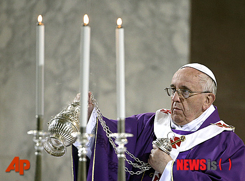 【로마=AP/뉴시스】프란치스코 교황. 로마 산타 사비나 성당에서 미사를 집전하고 있다. 