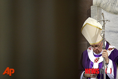 【서울=뉴시스】유상우 기자 = 대전교구장 유흥식(63) 주교가 프란치스코(78) 교황을 반겼다.&nbsp; swryu@newsis.com 