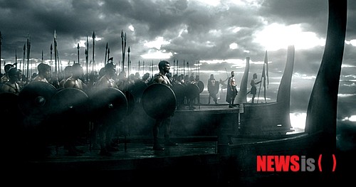 【서울=뉴시스】김태은 문화전문기자 = 2007년 식스팩 복근 고대 전사들의 검투로 센세이션과 패러디 붐을 일으킨 ‘300’(감독 잭 스나이더)의 후속작 ‘300: 제국의 부활’(감독 노암 머로)이 7년 만에 나왔다. tekim@newsis.com