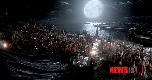 【서울=뉴시스】김태은 문화전문기자 = 2007년 식스팩 복근 고대 전사들의 검투로 센세이션과 패러디 붐을 일으킨 ‘300’(감독 잭 스나이더)의 후속작 ‘300: 제국의 부활’(감독 노암 머로)이 7년 만에 나왔다. tekim@newsis.com