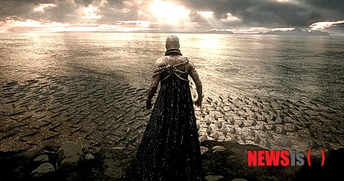 【서울=뉴시스】김태은 문화전문기자 = 2007년 식스팩 복근 고대 전사들의 검투로 센세이션과 패러디 붐을 일으킨 ‘300’(감독 잭 스나이더)의 후속작 ‘300: 제국의 부활’(감독 노암 머로)이 7년 만에 나왔다. tekim@newsis.com