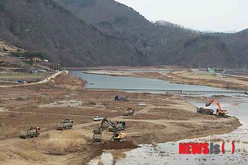 【영덕=뉴시스】전현욱 기자 = 경북 영덕군(군수 김병목)은 오십천의 퇴적토를 성토제로 활용하며 비용절감효과를 거두고 있다. 사진은 오십천 준설장면.(사진제공=영덕군청) photo@newsis.com