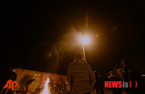 【심페로폴=AP/뉴시스】크림반도 타타르족이 6일(현지시간) 우크라이나 심페로폴에 있는 자신들의 거주지를 교대로 지키며 모닥불 주위에 서 있다. 크림주 의회가 이날 만장일치로 러시아로의 합병을 결의하고 10일 내 이에 대한 찬반을 묻는 주민투표를 한다고 밝혀 우크라이나가 분열로 흔들리고 있다. 버락 오바마 미국 대통령이 이 움직임을 비난하고 서방은 러시아에 대한 첫 번째 실질적인 제재로 대응했다. 2014.03.07