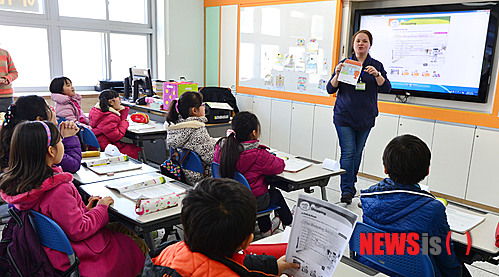 【대전=뉴시스】김기태 기자 = 정홍원 국무총리가 7일 오후 대전 서구 가장초등학교를 방문한 가운데 학생들이 방과후 돌봄교실에서 영어수업을 듣고 있다. 2014.03.07. presskt@newsis.com