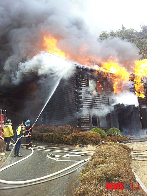 【평창=뉴시스】박혜미 기자 = 8일 오전 8시40분께 강원 평창군 진부면 오리온감자연구소 내 기숙사 건물에서 화재가 발생해 2층짜리 건물 한동이 전소됐다. 2014.03.08. (사진=평창소방서 제공)&nbsp; photo@newsis.com