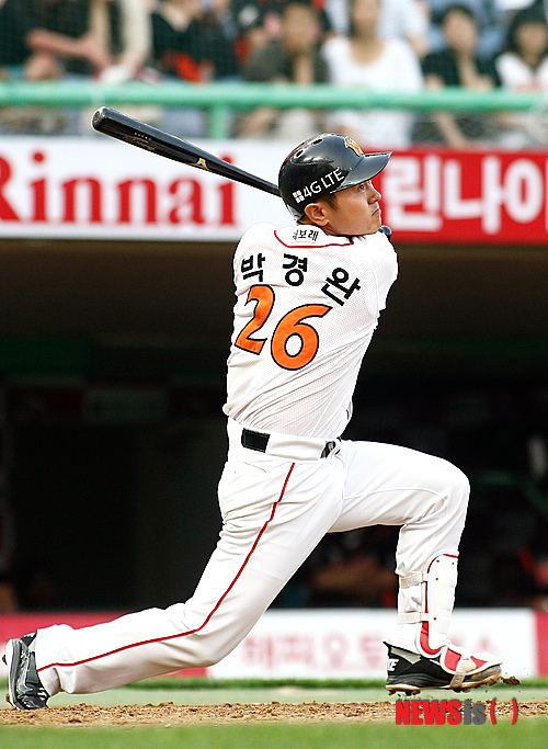 【서울=뉴시스】SK 와이번스가 박경완(42) 퓨처스팀 감독의 선수 시절 등번호인 26번을 영구 결번하기로 결정했다고 10일 밝혔다. (사진 = SK 와이번스 제공)