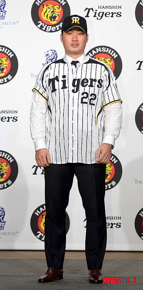 서울=뉴시스】일본야구기구(NPB)가 10일 한시 타이거즈 마무리 오승환(32)의 투구폼이 전혀 문제 없다고 최종 결론을 내렸다. 사진은 지난해 12월4일 입단식에 참석한 오승환의 모습.