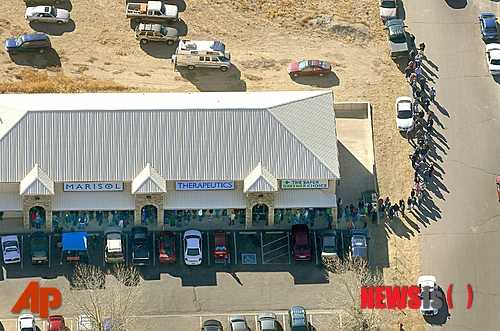 【푸에블로웨스트=AP/뉴시스】10일(현지시간) 콜로라도주가 지난 1월 오락용 마리화나(대마) 합법화로 거둬 들인 세금이 201만 달러에 달했다고 밝혔다. 국세청에 따르면 지난 1월 콜로라도주에선 오락용 마리화나가 1420만 달러어치 팔렸다. 콜로라도주는 2012년 오락용 마리화나를 합법화했지만 실제로 판매가 허락된 것은 올해 1월부터였다. 사진은 마리화나 판매 첫날인 지난 1월1일 콜로라도주 프에블로웨스트의 한 오락용 마리화나 판매점에서 사람들이 줄지어 서 있는 모습. 2014.03.11