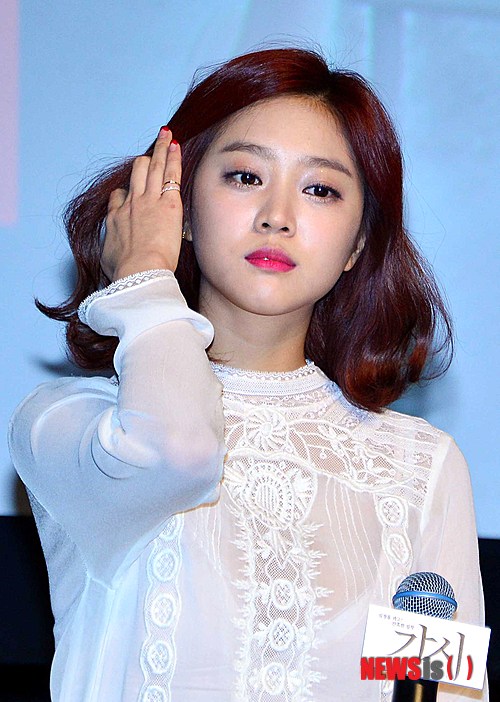 【서울=뉴시스】고승민 기자 = 11일 오전 서울 마포구 서교동 롯데카드 아트센터에서 열린 영화 '가시' 제작보고회에서 배우 조보아가 머리를 쓸어넘기고 있다. 아내가 있는 선생님 준기(장혁)를 향한 학생 영은(조보아)의 당돌한 사랑과 집착을 그린 영화 '가시'는 내달 10일 개봉한다. 2014.03.11. kkssmm99@newsis.com