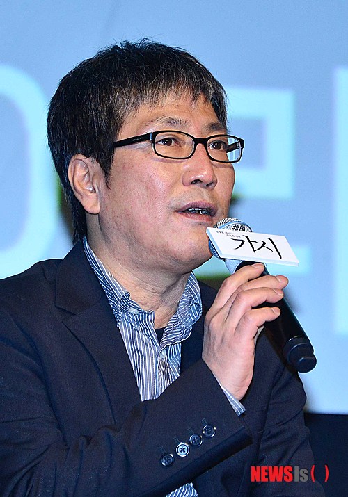 【서울=뉴시스】고승민 기자 = 11일 오전 서울 마포구 서교동 롯데카드 아트센터에서 열린 영화 '가시' 제작보고회에서 김태균 감독이 취재진 질문에 답하고 있다. 아내가 있는 선생님 준기(장혁)를 향한 학생 영은(조보아)의 당돌한 사랑과 집착을 그린 영화 '가시'는 내달 10일 개봉한다. 2014.03.11. kkssmm99@newsis.com