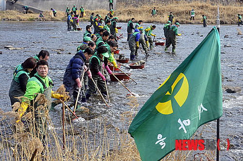 【서울=뉴시스】최동준 기자 = 11일 오전 서울 중랑천에서 중랑구와 동대문구 새마을운동중앙회 회원들이 새봄맞이 중랑천 오물수거 및 수변 정화활동을 하고 있다. 2014.03.11.&nbsp; photocdj@newsis.com