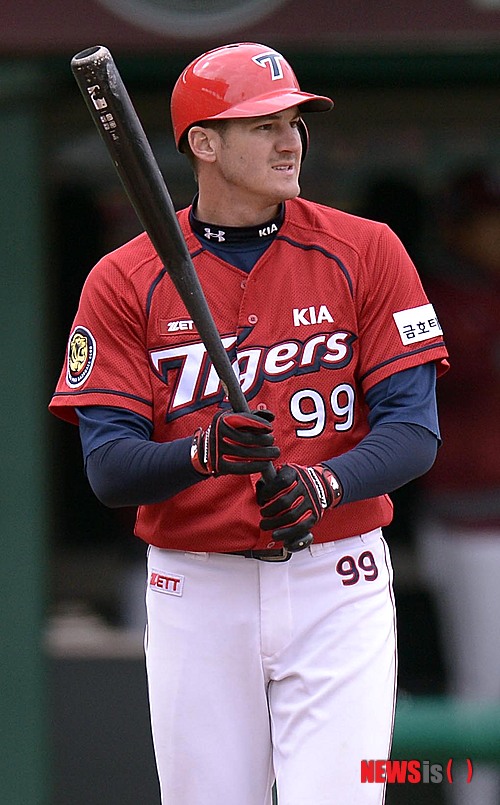 【서울=뉴시스】김인철 기자 = 11일 오후 서울 목동야구장에서 열린 2014 한국야쿠르트세븐 프로야구 넥센 히어로즈와 KIA 타이거즈의 시범경기에서 2회초 1사 상황 KIA 필이 타석에 들어서고 있다. 2014.03.11.&nbsp; yatoya@newsis.com
